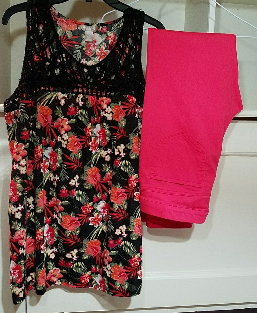 Set of 2. Pretty floral top/Pants to match